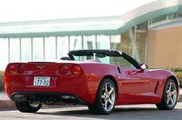 コンバーチブルも同時に発売された。4段AT仕様のみの設定で、価格は835.0万円。フレーム式ボディ構造のおかげで、オープンでもボディ剛性への影響はすくない。