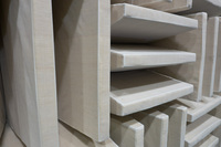 くさび形の防音材で壁一面が覆われている。