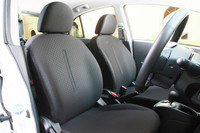 リアエンジン・プラットフォームがもたらすiならではの広々とした居住空間。