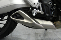 マフラーは、よりライダーにサウンドを聞かせるため、テールエンドがライダーのすぐそばに来るよう設計されている。
    