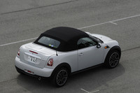 エンジンやトランスミッション、サスペンションなど、屋根が開くこと以外はほとんどMINIクーペと共通。手動式のほろを採用したのは、重量増を避けるためだったとか。80km/hを超えると自動的に“生える”リアスポイラーも、クーペ譲り。