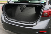 「アクセラセダン」のトランク容量は419リッター（VDA法）。後席は6：4の可倒式。