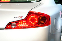 
	スカイラインのリアコンビネーションランプに、丸形が復活。カバーの形状はV35スカイラインを踏襲するが、LEDが丸形に配された
	 