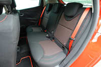 後席にもオレンジステッチとシートベルトが備わる。乗車定員は5人。