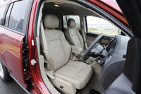 「コンパス」ではレザーシートが標準。写真のベージュのほか、グレーも選択可能。