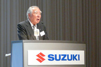 「16年ぶりの新エンジンと軽量化が特徴」と新型「MRワゴン」を紹介する、スズキの鈴木修会長兼社長。