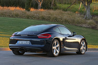 【日本仕様のスペック】ケイマン（PDK搭載車）：全長×全幅×全高＝4380×1800×1295mm／ホイールベース＝2475mm／駆動方式＝MR／2.7リッター水平対向6DOHC24バルブ（275ps/7400rpm、29.6kgm/4500-6500rpm）／価格＝659万円
ケイマンS（PDK搭載車）：全長×全幅×全高＝4380×1800×1295mm／ホイールベース＝2475mm／駆動方式＝MR／3.4リッター水平対向6DOHC24バルブ（325ps/7400rpm、37.7kgm/4500-5800rpm）／価格＝820万円