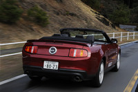 【スペック】マスタングV8 GT コンバーチブル プレミアム：全長×全幅×全高＝4785×1880×1415mm／ホイールベース＝2720mm／車重＝1740kg／駆動方式＝FR／5リッターV8DOHC32バルブ（418ps/6500rpm、53.9kgm/4250rpm）／価格＝570万円（テスト車＝同じ）