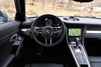 「カレラS」の運転席まわり。今回の大幅改良では、エンジンの刷新に加え、新しいインフォテインメントシステムの採用もトピック。