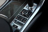 センターコンソールに備わる走行モード切り替え用のコントロールパネル。車高の調整や排気音の切り替えなどもここで操作する。