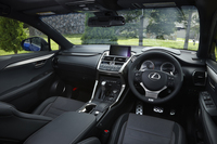 “金属を削りだしたような質感のセンターフレーム”が特徴的なインテリア。写真は“Fスポーツ”のもので、ステアリングホイールやオーナメントパネル、各部のパッド、ステッチなどが専用品になっている。
    