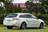 2リッターBlueHDiディーゼル搭載車のサスペンションは、前がダブルウイッシュボーン、後ろがマルチリンクとなる（セダン、SWとも）。