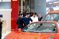 フェラーリのブース内にいたのは、やっぱり超お金持ち？