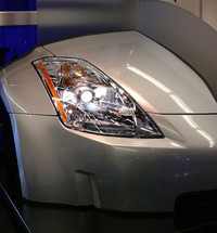 KOITOのプロジェクターヘッドランプ。日産「フェアレディZ」にも採用されている。見た目の「細長さ」がポイントだそうな。