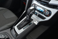 トランスミッションはゲトラグ・フォード製の6段ATのみ。シフトレバーのグリップ右側には、親指で操作する＋／－ボタンが備わる。
    