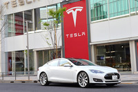 昨年、日本法人によって予約受け付けが開始された「モデルS」だが、日本での価格や詳細な仕様などは未定となっている。