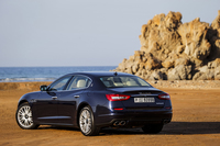 ガソリン車より大幅に改善された環境性能が「クアトロポルテ ディーゼル」の特徴。CO2排出量は163g/km、燃料消費率は6.2リッター/100kmに抑えられている（数値はいずれもメーカー発表値）。
    