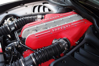 フロントに搭載されるV12エンジン。その前方には動力の取り出し口（パワートランスファーユニット）が設けられ、必要に応じて4WDとなる。