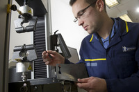 「乗用車が消費するエネルギーのうち、20％がタイヤの転がり抵抗によって失われています」とロベール氏。「まずこの転がり抵抗を低減するのが重要であることは言うまでもありません」