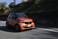 高速道路を行く。突然の横風で車両が不安定になったとき、ESPを用いて走行安定性を回復させる「クロスウインドアシスト」機構が標準で備わる（80km/h以上で作動）。