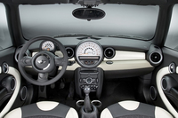 「MINI」の「グリーン・パーク」装着車のインテリア。