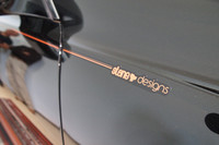 “Art Works”モデルには「ストーン デザインズ」ロゴ付きの専用ストライプテープがショルダーラインに貼られる。テープの色は、各モデルのテーマ色が使われ、「IS」がブルー、「RX」はレッド、「GS」はブラウンとなる。