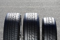 
	車種別専用設計で3タイプが登場した「プレイズ」。左からミニバン用の「プレイズPX-RV」、セダン・クーペ用の「プレイズPX」、軽・コンパクトカー用の「プレイズPX-C」。
	