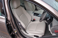 前席には、10ウェイの電動調節機構が備わる。シートヒーターは標準で、オプションとしてシートクーラーも用意される。