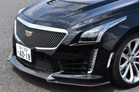 「スペックB」にはカーボンファイバー製のフードベントやスポイラー、フロントスプリッター、リアディフューザーからなる「カーボンファイバーエアロパッケージ」が採用されている。