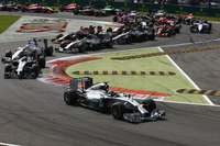 スタートで、システムに不具合が起きたポールシッターのハミルトンは4位に落ち、予選2番手のロズベルグがトップに立った。（Photo=Mercedes）
    
    