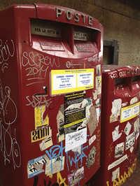 【写真3】フィレンツェ・サンタマリア・ノヴェッラ駅にて。残念ながら大都市のポストは、落書きする者にとって格好の餌食である。