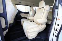 「G」のセカンドシートには、最大で830mmという前後スライド調整機構を採用。横方向へのスライドも可能で、左右席の間には折りたたみ式のサイドテーブルが備わっている。
    