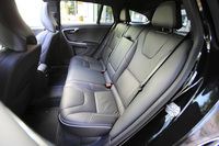 リアシートは4：2：4の3分割可倒式。ドライバーの後方視界を妨げないよう、人が乗っていないときには、ヘッドレストをたたんだり、引っ込めたりできる。