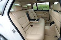 リアシートは、4：2：4の分割可倒式。荷室側からもワンタッチの操作で畳むことができる。