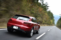 テスト車には、路面状況やドライビングスタイルに応じてダンパーの減衰力を無段階に調整する「ポルシェアクティブサスペンションマネージメントシステム」がオプション装着されていた。