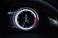 可動式メーターリングを取り入れた“Fスポーツ”のメーター。「LFA」からイメージを継承している。
    