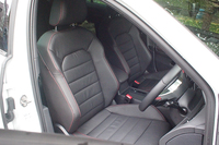 こちらはオプション設定されるレザーシート。
    