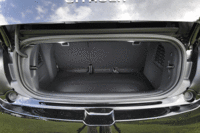 トランクルームの広さは230リッター。リアシートは4：6の分割可倒式となっている。（写真をクリックすると、シートの倒れる様子が見られます）
    