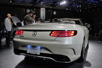 「S550カブリオレ」のリアビュー。横転事故の際に乗員を守るため、リアヘッドレストの後ろにはガスジェネレーターによる火薬式のオートマチックロールバーが装備されている。