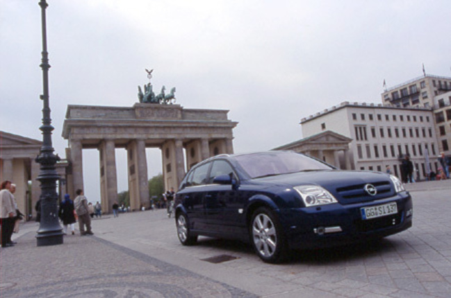 【スペック】（欧州仕様）3.2リッター：全長×全幅×全高＝4636×1798×1466mm／ホイールベース＝2830mm／車重＝1610kg／駆動方式＝FF／3.2リッターV6DOHC24バルブ（211ps／6200rpm、30.6kgm／4000rpm）