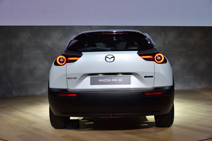 左右の丸形テールランプをより強調したリアビュー。あえてボディーカラーとは異なるルーフ色を採用しているのも新しい試みだ。