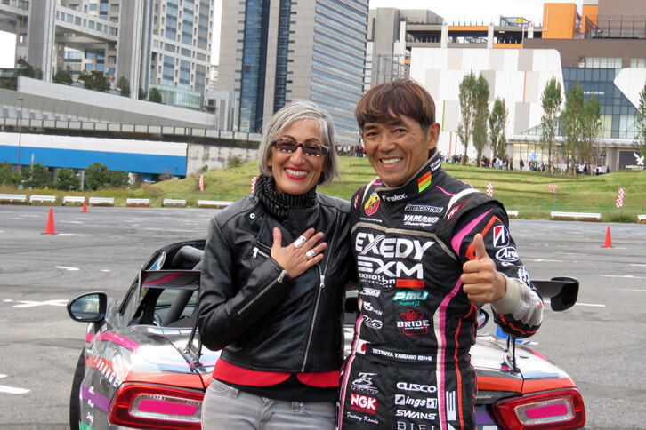 同乗試乗に満面の笑みのティツィアナ・アランプレセ氏と山野哲也選手。