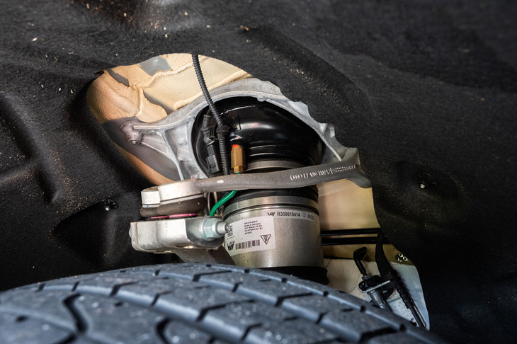 試乗車にはオプション設定の車高調整機構付きエアサスペンションが装備されていた。