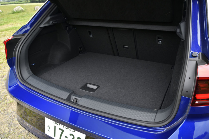 荷室容量は392リッター。後席の背もたれを前方に倒すと、荷室容量を最大1237リッターに拡大できる。ただし容量は「Tロック」の標準モデルと比較して、いずれも53リッター小さな数値になっている。