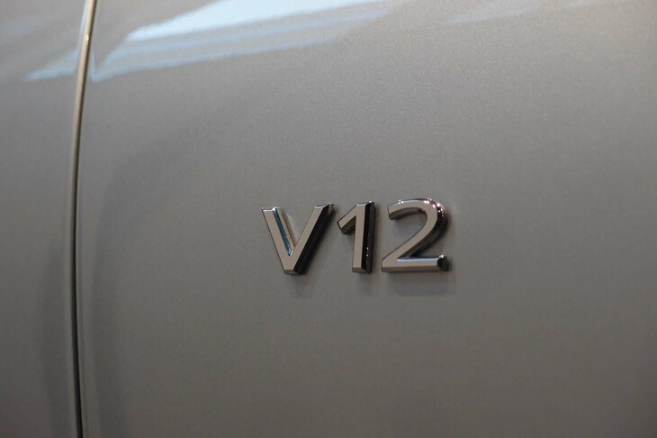 メルセデス・マイバッハS680 4MATICエディション100（フロントフェンダー部のエンブレム）