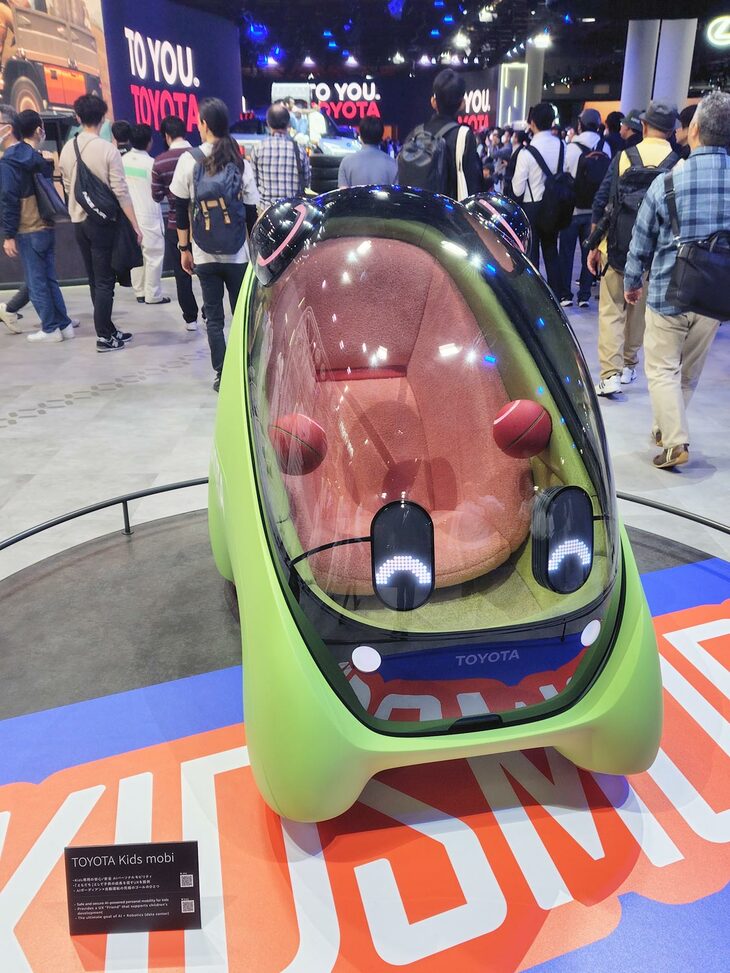 トヨタが出展した「Kids Mobi（キッズモビ）」は、実際に子供が乗り込んでの記念撮影も受け付けていた。