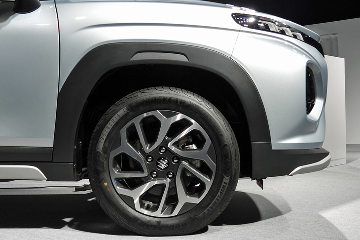 スズキ・フロンクス（フロントフェンダー／タイヤ）