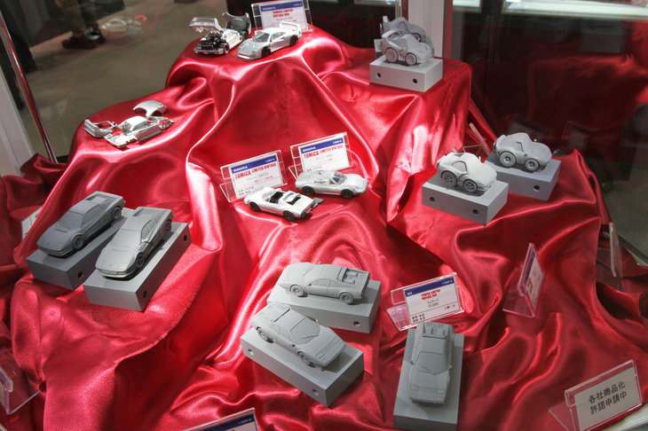 トミカサイズとも呼ばれる1/64スケールの、マニアックなダイキャスト製ミニカーのブランドであるトミカリミテッドヴィンテージ／トミカリミテッドヴィンテージNEO。国産旧車を主体にフィアットやアルファ・ロメオ、ランチアなどのイタリア車も製品化してきたが、新たにフェラーリが加わった。今回の出展は試作品と原型のみだったが、ラインナップは「F40」「ディーノ246GT／GTS」「365GT4BB」「512BB」「512BBi」「テスタロッサ」「512TR」など。また「250GTO」「F40」「F50」「F355」などのチョロQも並んでいた。