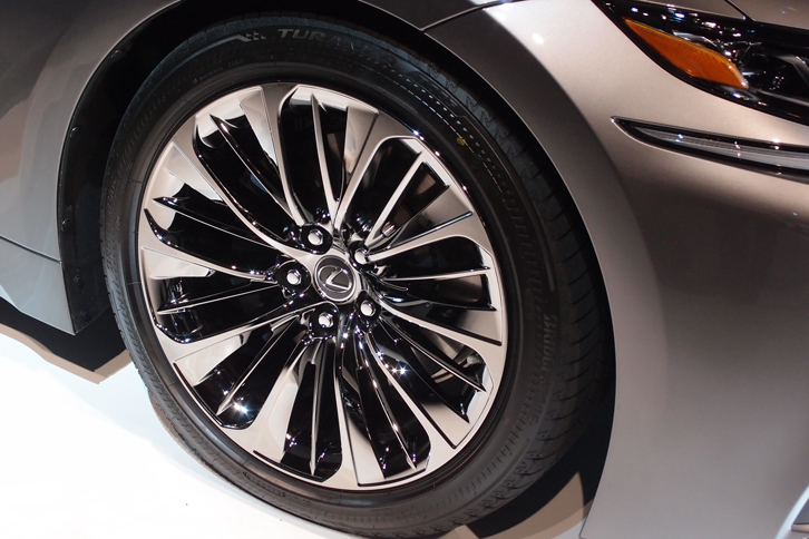 LS500h（20インチアルミホイール）