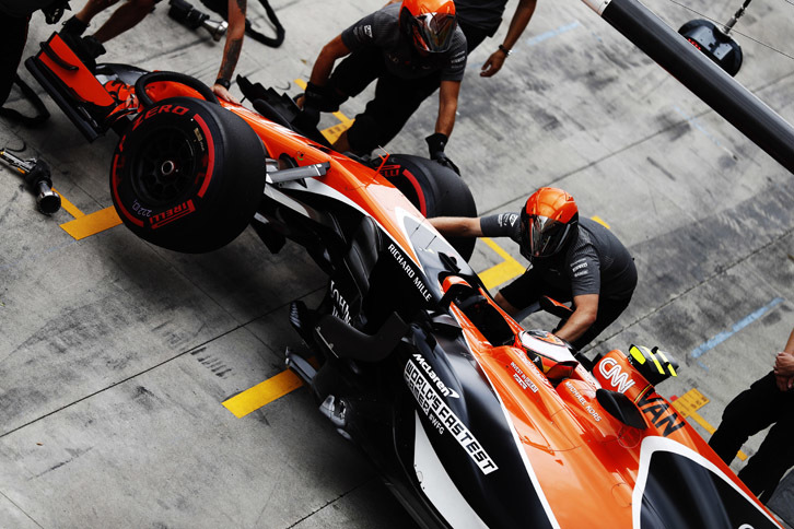 ホンダとの関係継続か、フェルナンド・アロンソの残留はあるのか――マクラーレンに決断の時が刻一刻と迫っていた。アロンソもマクラーレンも八方ふさがりの状況にあることは同じで、アロンソはトップチームのシート獲得が見込めず、またマクラーレンも新しいパートナー候補は（メルセデス、フェラーリに次ぐ、そしてホンダのひとつ上の）ルノーしかない。そのルノーも既に供給先は3チームあり、来季トロロッソがホンダにスイッチしない限りマクラーレンはルノーのパワーユニットを載せることができないという。ストフェル・バンドールン（写真）はパワーユニット関連の交換で18番グリッドからスタート。一時は入賞圏を走っていたが、「ノーパワー」と無線で訴えレース中盤にリタイアした。（Photo=McLaren）